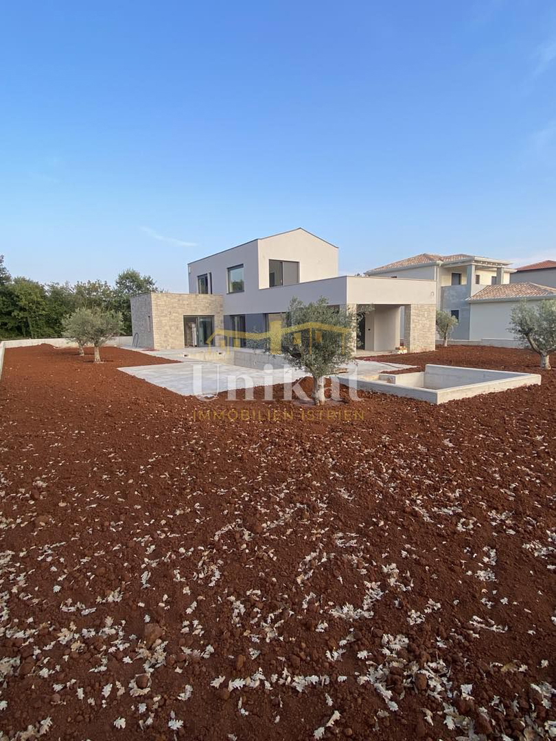 Hiša z veliko strešno teraso in bazenom